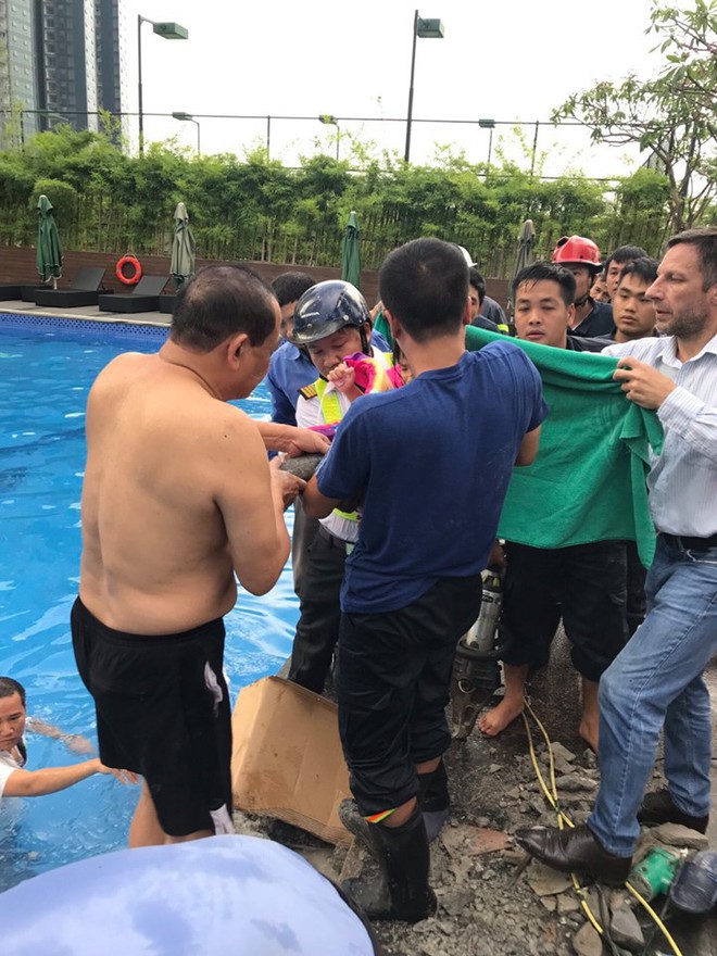 Hà Nội: Một bé gái 4 tuổi bị mắc kẹt tại ống nước bể bơi vừa được giải cứu - Ảnh 3.