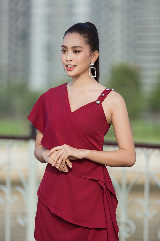 Từ cô Hoa hậu bị hoài nghi, Tiểu Vy hôm nay đứng trước Top thí sinh Miss World đầy bản lĩnh và thần thái - Ảnh 2.