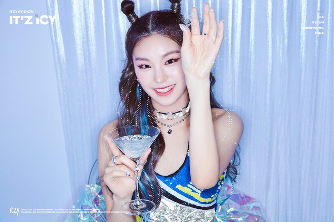 Teaser mới của ITZY: Tươi sáng với concept hè nhưng liệu có bị JYP dìm vì ảnh nền nhà quê như TWICE? - Ảnh 1.