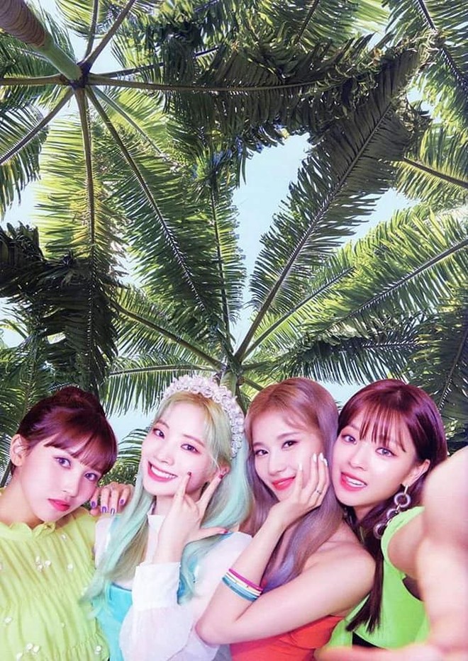 Teaser mới của ITZY: Tươi sáng với concept hè nhưng liệu có bị JYP dìm vì ảnh nền nhà quê như TWICE? - Ảnh 11.