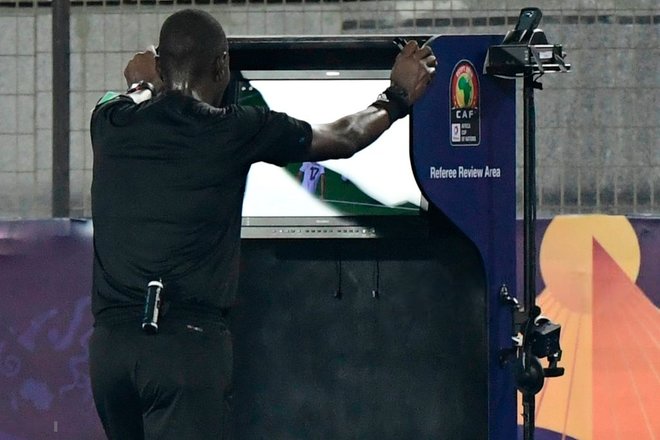 M&aacute;u đổ, th&oacute;t tim v&igrave; VAR, tuyển Algeria l&ecirc;n ng&ocirc;i v&ocirc; địch ch&acirc;u Phi sau gần 3 thập kỷ chờ đợi - Ảnh 7.