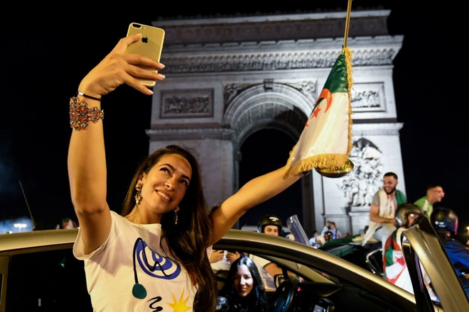 Paris, London lại rực đỏ ph&aacute;o s&aacute;ng khi biển người đổ ra đường đi b&atilde;o sau chức v&ocirc; địch c&uacute;p ch&acirc;u Phi - Ảnh 6.