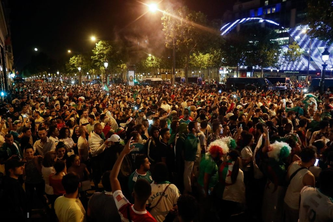 Paris, London lại rực đỏ ph&aacute;o s&aacute;ng khi biển người đổ ra đường đi b&atilde;o sau chức v&ocirc; địch c&uacute;p ch&acirc;u Phi - Ảnh 4.