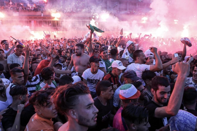 Paris, London lại rực đỏ ph&aacute;o s&aacute;ng khi biển người đổ ra đường đi b&atilde;o sau chức v&ocirc; địch c&uacute;p ch&acirc;u Phi - Ảnh 14.