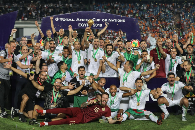 Paris, London lại rực đỏ ph&aacute;o s&aacute;ng khi biển người đổ ra đường đi b&atilde;o sau chức v&ocirc; địch c&uacute;p ch&acirc;u Phi - Ảnh 1.