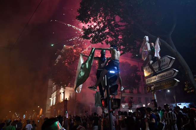 Paris, London lại rực đỏ ph&aacute;o s&aacute;ng khi biển người đổ ra đường đi b&atilde;o sau chức v&ocirc; địch c&uacute;p ch&acirc;u Phi - Ảnh 8.