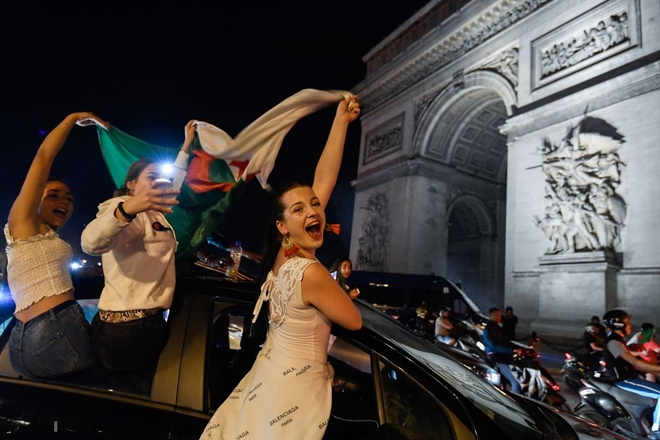 Paris, London lại rực đỏ ph&aacute;o s&aacute;ng khi biển người đổ ra đường đi b&atilde;o sau chức v&ocirc; địch c&uacute;p ch&acirc;u Phi - Ảnh 3.