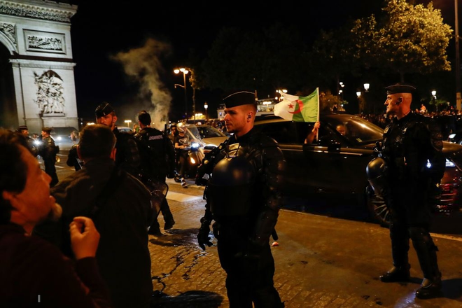 Paris, London lại rực đỏ ph&aacute;o s&aacute;ng khi biển người đổ ra đường đi b&atilde;o sau chức v&ocirc; địch c&uacute;p ch&acirc;u Phi - Ảnh 11.