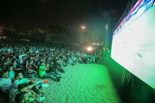 Paris, London lại rực đỏ ph&aacute;o s&aacute;ng khi biển người đổ ra đường đi b&atilde;o sau chức v&ocirc; địch c&uacute;p ch&acirc;u Phi - Ảnh 16.