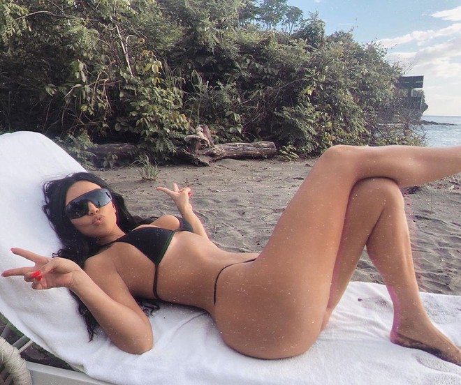 Không kém cạnh chị em Jenner, Kim Kardashian cũng đăng ảnh bikini khoe trọn body bốc lửa ở tuổi U40 - Ảnh 3.