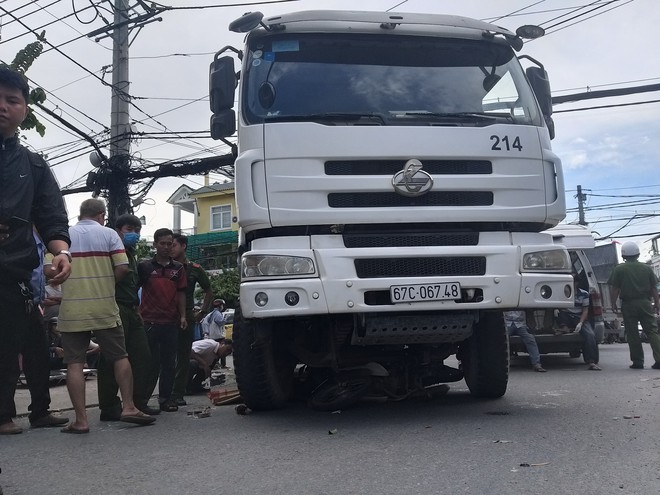 Vụ người phụ nữ bị xe trộn bê tông cán tử vong ở Sài Gòn: Chạy ô tô vào đường cấm, nạn nhân là nữ sinh 19 tuổi  - Ảnh 1.