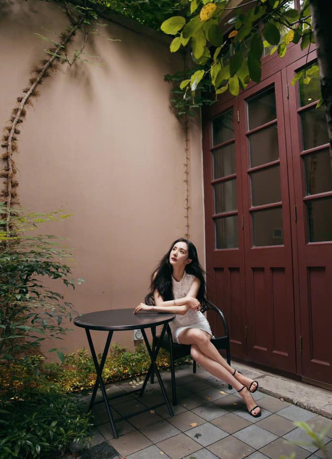 Đệ nhất thi&ecirc;n hạ khoe ch&acirc;n ch&iacute;nh l&agrave; Dương Mịch: Vừa thon vừa d&agrave;i thế n&agrave;y, 1001 kiểu ảnh sống ảo cũng kh&ocirc;ng đủ - Ảnh 4.