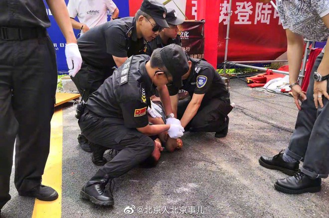 Sốc: Ông trùm phim 18+ Hong Kong Nhậm Đạt Hoa bị người lạ dùng dao đâm ngay giữa sự kiện, vào viện khẩn cấp - Ảnh 5.