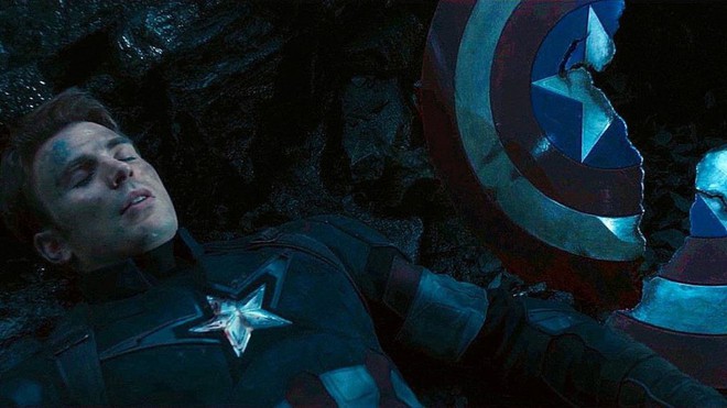 Đoạn kết ENDGAME lẽ ra còn điếng người hơn: Thanos đồ sát cả đội Avengers, tha đầu Captain America làm chiến lợi phẩm? - Ảnh 2.