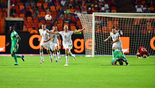M&aacute;u đổ, th&oacute;t tim v&igrave; VAR, tuyển Algeria l&ecirc;n ng&ocirc;i v&ocirc; địch ch&acirc;u Phi sau gần 3 thập kỷ chờ đợi - Ảnh 8.