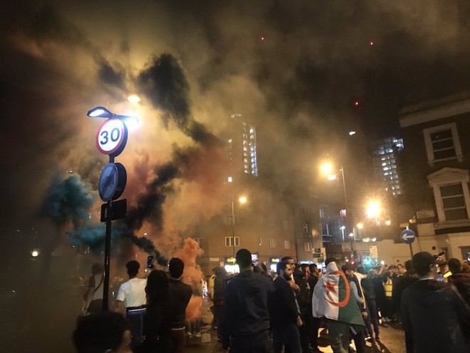 Paris, London lại rực đỏ ph&aacute;o s&aacute;ng khi biển người đổ ra đường đi b&atilde;o sau chức v&ocirc; địch c&uacute;p ch&acirc;u Phi - Ảnh 12.