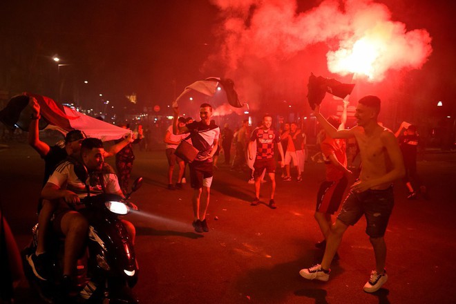 Paris, London lại rực đỏ ph&aacute;o s&aacute;ng khi biển người đổ ra đường đi b&atilde;o sau chức v&ocirc; địch c&uacute;p ch&acirc;u Phi - Ảnh 7.