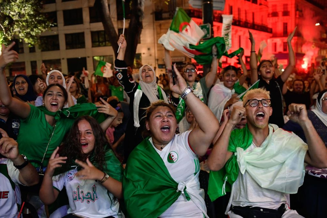 Paris, London lại rực đỏ ph&aacute;o s&aacute;ng khi biển người đổ ra đường đi b&atilde;o sau chức v&ocirc; địch c&uacute;p ch&acirc;u Phi - Ảnh 9.