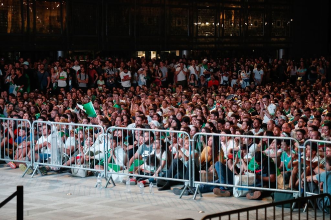 Paris, London lại rực đỏ ph&aacute;o s&aacute;ng khi biển người đổ ra đường đi b&atilde;o sau chức v&ocirc; địch c&uacute;p ch&acirc;u Phi - Ảnh 15.