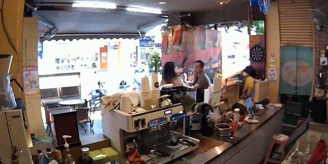 C&ocirc; g&aacute;i 22 tuổi bị một người phụ nữ đi đường tấn c&ocirc;ng bằng k&eacute;o v&agrave; th&aacute;i độ sau khi đ&acirc;m khiến ai cũng &aacute;m ảnh - Ảnh 2.