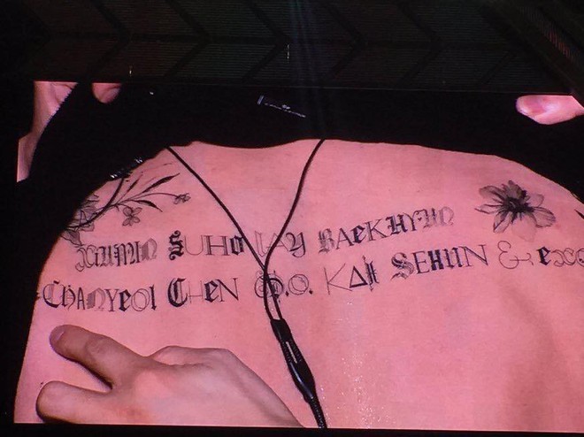 Thủ lĩnh EXO khoe body nóng bỏng trong concert, khiến fan rưng rưng bởi hình xăm đặc biệt - Ảnh 3.