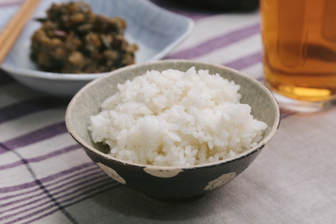 Vấn đề gây nhức nhối với chính người Nhật: đặt thức ăn lên cơm trắng có làm bẩn cơm? - Ảnh 1.