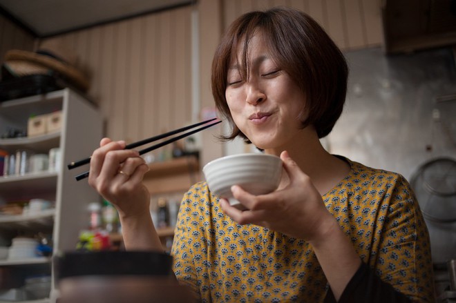 Vấn đề gây nhức nhối với chính người Nhật: đặt thức ăn lên cơm trắng có làm bẩn cơm? - Ảnh 2.