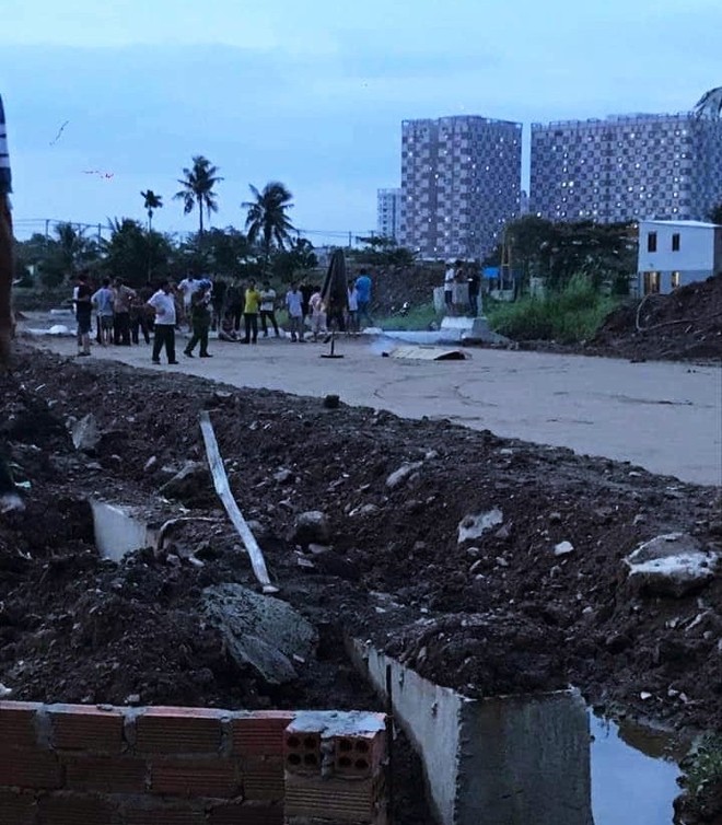 Vụ 2 ch&aacute;u b&eacute; bị điện giật chết ở S&agrave;i G&ograve;n: C&ocirc;ng tr&igrave;nh thi c&ocirc;ng cả năm nhưng kh&ocirc;ng c&oacute; r&agrave;o chắn, để rồi xảy ra sự việc thương t&acirc;m qu&aacute; - Ảnh 1.