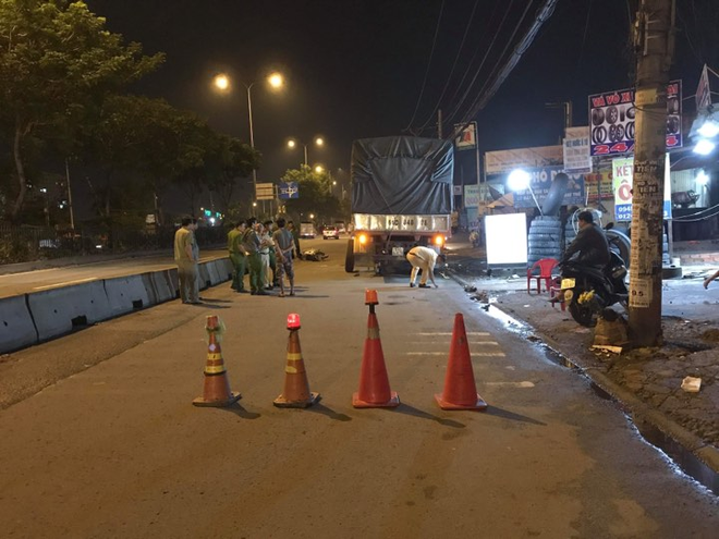 H&agrave;ng trăm qu&aacute;i xế nẹt p&ocirc; ầm ĩ, th&aacute;ch thức CSGT đang xử l&yacute; hiện trường vụ tai nạn ở S&agrave;i G&ograve;n - Ảnh 2.