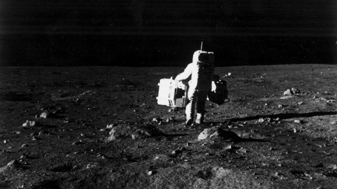 Đây là lý do vì sao việc đưa con người lên Mặt trăng của NASA không thể là giả được - Ảnh 2.