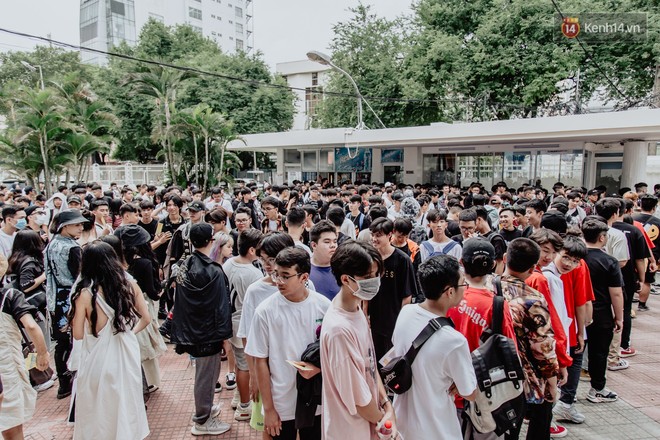 Mặc kệ nắng nóng, hàng ngàn bạn trẻ Sài Gòn vẫn rồng rắn xếp hàng để tham dự ngày hội sneaker lớn nhất trong năm - Ảnh 2.