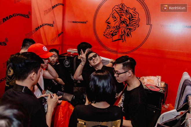 Mặc kệ nắng nóng, hàng ngàn bạn trẻ Sài Gòn vẫn rồng rắn xếp hàng để tham dự ngày hội sneaker lớn nhất trong năm - Ảnh 17.