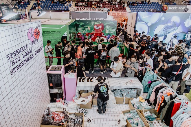 Mặc kệ nắng nóng, hàng ngàn bạn trẻ Sài Gòn vẫn rồng rắn xếp hàng để tham dự ngày hội sneaker lớn nhất trong năm - Ảnh 8.