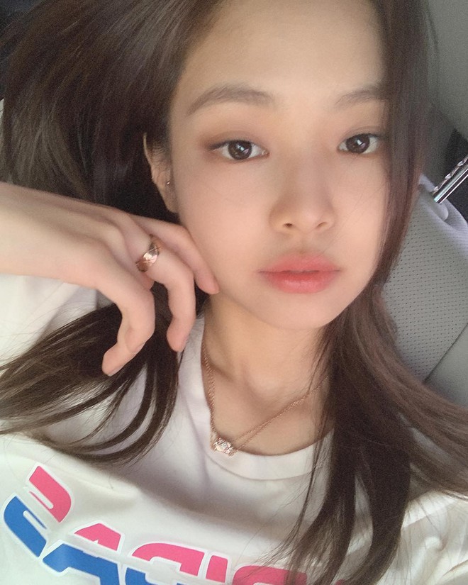 Zoom kỹ mặt khoe da, Jennie (BLACKPINK) được khen vì đường nét hoàn mỹ nhưng ai ngờ tự làm lộ lớp make up - Ảnh 6.