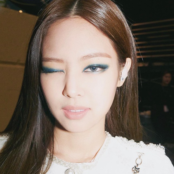 Zoom kỹ mặt khoe da, Jennie (BLACKPINK) được khen vì đường nét hoàn mỹ nhưng ai ngờ tự làm lộ lớp make up - Ảnh 5.