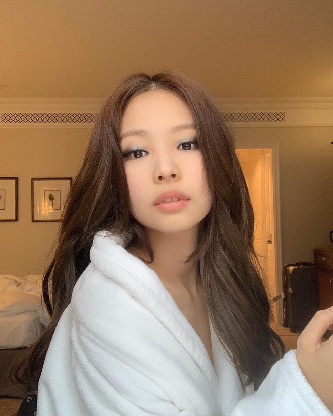 Zoom kỹ mặt khoe da, Jennie (BLACKPINK) được khen vì đường nét hoàn mỹ nhưng ai ngờ tự làm lộ lớp make up - Ảnh 4.