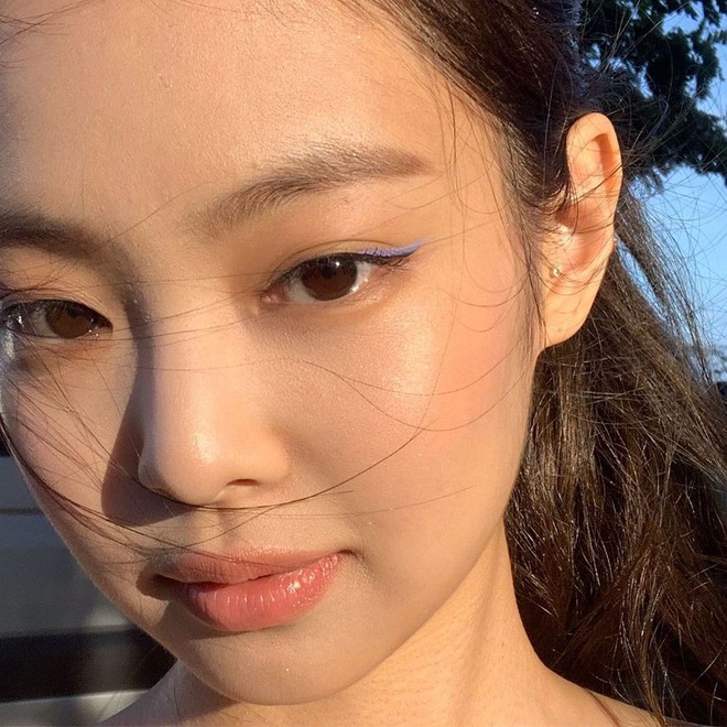 Zoom kỹ mặt khoe da, Jennie (BLACKPINK) được khen vì đường nét hoàn mỹ nhưng ai ngờ tự làm lộ lớp make up - Ảnh 1.