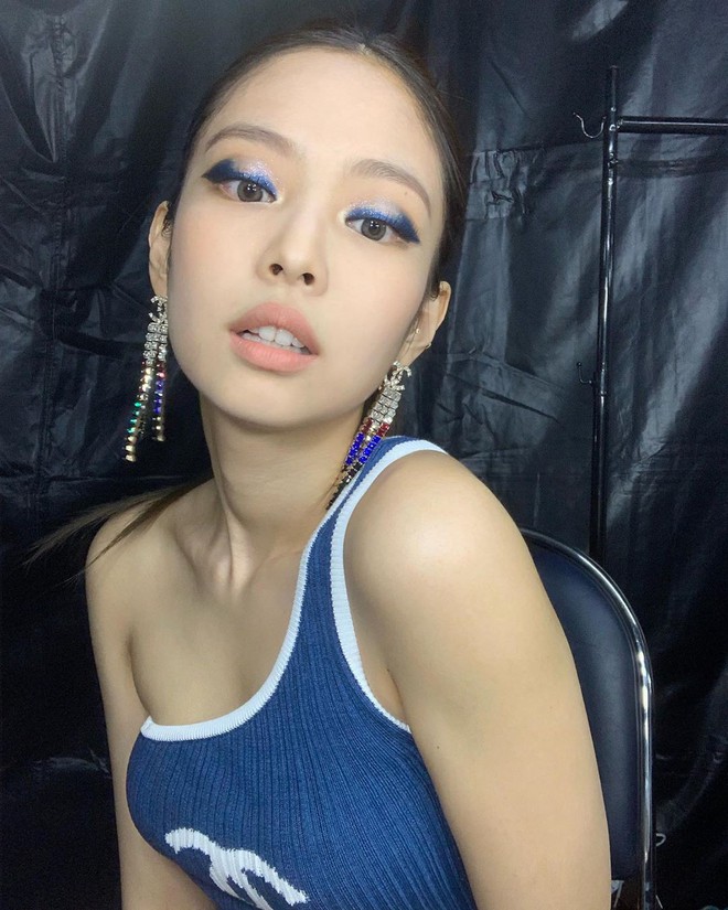 Zoom kỹ mặt khoe da, Jennie (BLACKPINK) được khen vì đường nét hoàn mỹ nhưng ai ngờ tự làm lộ lớp make up - Ảnh 2.