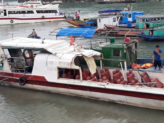 Tàu cá đâm tung nóc tàu cao tốc ở Quảng Ninh, 46 hành khách la hét hoảng loạn - Ảnh 1.