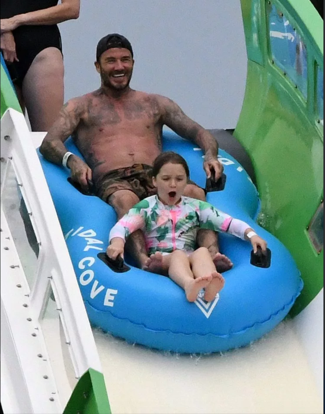 Đưa Harper đi chơi, David Beckham lại giật spotlight của con g&aacute;i  khi cởi trần khoe body săn chắc đ&aacute;ng gờm ở tuổi 44 - Ảnh 4.