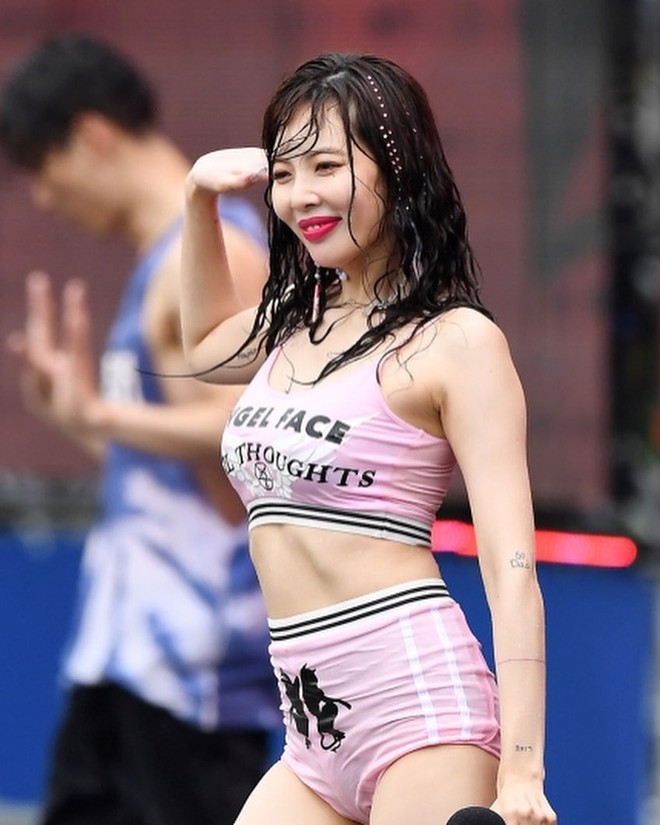 Cùng khoe body sexy ở lễ hội Waterbomb hot nhất xứ Hàn: Hyuna lộ vòng 3 nhức mắt, đàn em Chungha được khen hết lời - Ảnh 1.