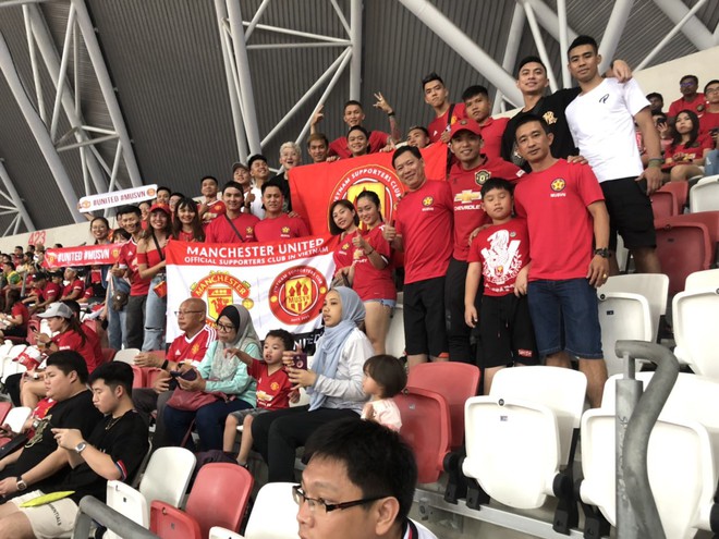 Diễn viên Bình An đẹp trai rạng ngời trong ngày đến Singapore tiếp lửa MU đánh bại Inter Milan - Ảnh 2.