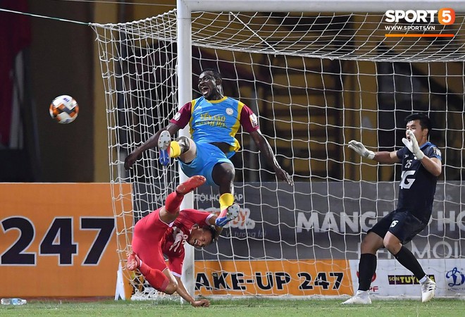 Trọng Đại kh&eacute;p lại ng&agrave;y si&ecirc;u phẩm của V.League 2019, mang về chiến thắng qu&yacute; gi&aacute; cho Viettel - Ảnh 8.