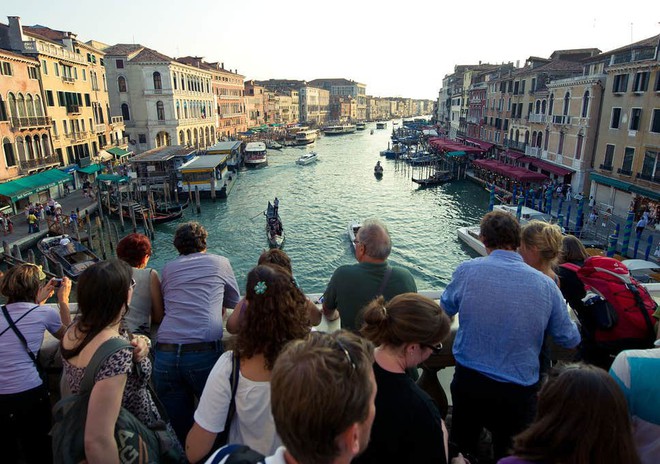 Hồn nhiên ngồi pha cà phê và nấu ăn trên cầu, 2 du khách bị phạt nặng và “đuổi cổ” khỏi Venice - Ảnh 5.