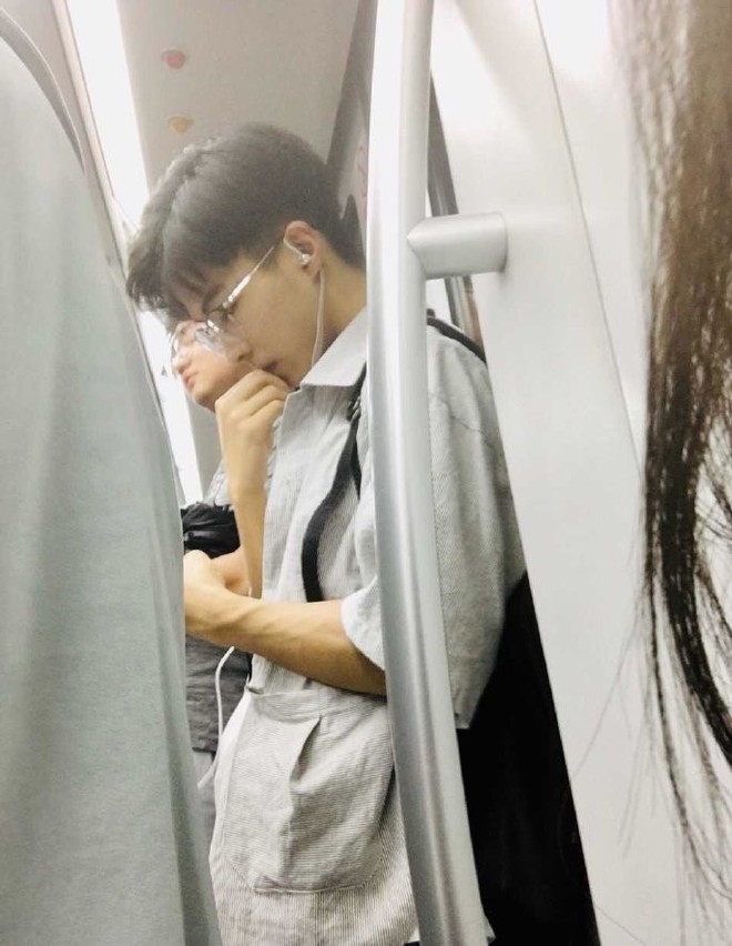 Chụp lén trai đẹp trên tàu điện ngầm, cô gái không ngờ đây lại là bắt đầu cho một mối tình chị - em siêu lãng mạn - Ảnh 1.