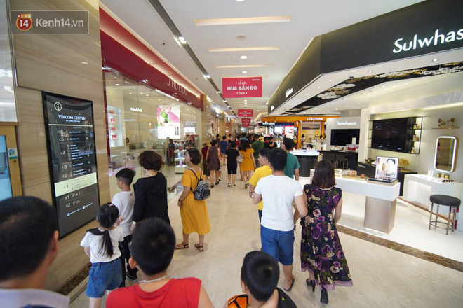 Chùm ảnh: Hàng trăm thương hiệu giảm giá mạnh, người dân Sài Gòn và Hà Nội xếp hàng chờ vào mua sắm ở Vincom - Ảnh 5.