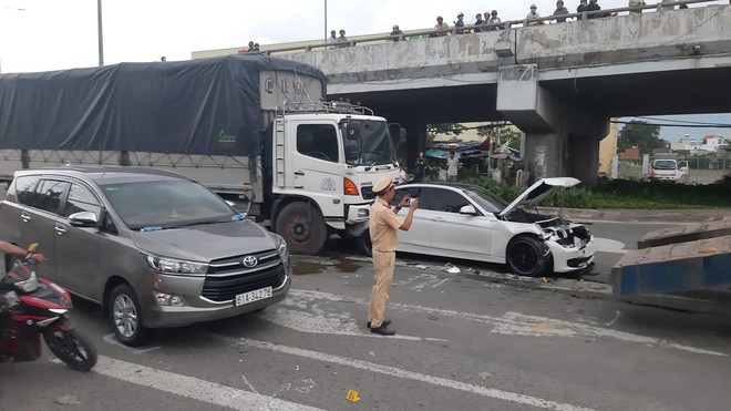 TP.HCM: Xế hộp BMW bẹp dúm sau tai nạn liên hoàn, tài xế tung cửa thoát thân - Ảnh 2.