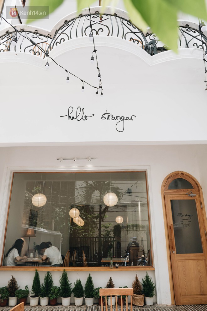 Ghé hai tiệm cafe cùng tông trắng xinh đang được check-in đông đảo nhất ở Hà Nội, mùa hè này đã có quán mới để dừng chân - Ảnh 1.