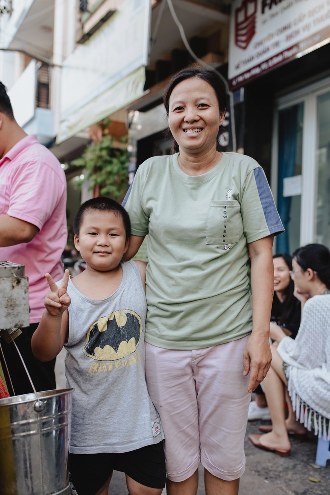 Hôm nay trời thật đẹp, nhưng tôi không thể nói và nghe - câu chuyện cảm động của hàng bánh tráng giữa lòng Sài Gòn - Ảnh 3.