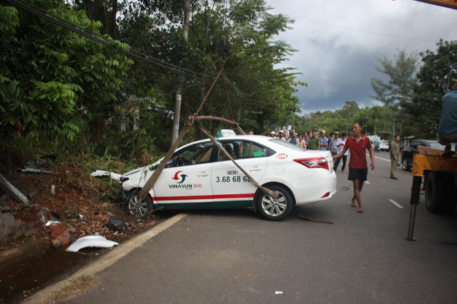 Taxi tông xe máy, 2 cô cháu tử vong thương tâm - Ảnh 1.